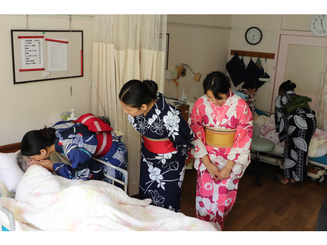 お部屋の方々には「浴衣美女」が順番に訪室しました🚪