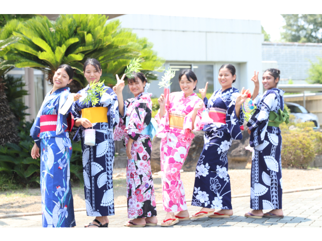 カメラに向かってピース✌