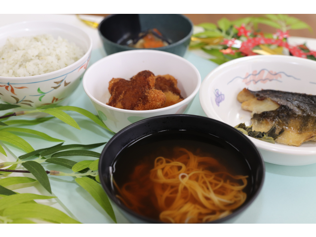 皆さんが気になる本日の七夕メニューは…・菜めしご飯・ほっけの幽庵焼き・星のコロッケ・なすのおろし和え・そうめん汁でした😉