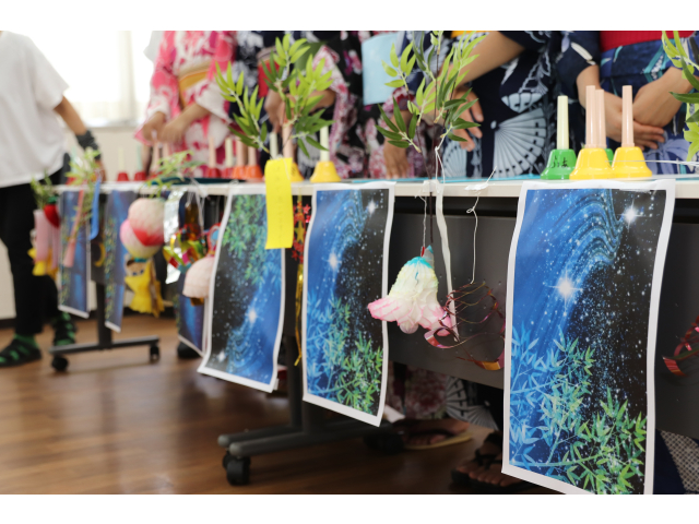 楽譜を置く机も七夕仕様に飾り付けしました🎋🌌