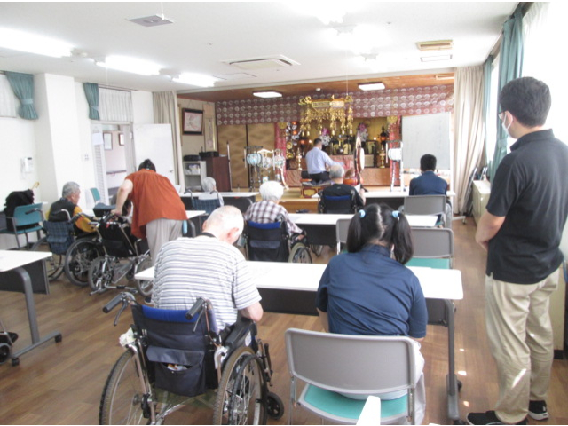 利用者様と朝の般若心経を一緒に唱和しました