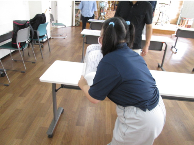 使い終わった読み札を「トントン」整えます