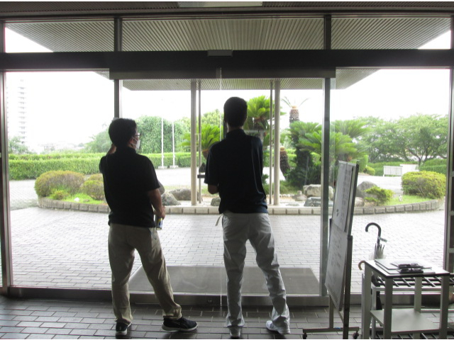 背が高い学生さんは高いところの窓拭きも