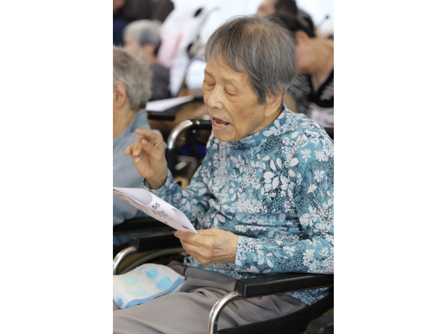 こちらの方は片手でリズムを取りながら歌っています🎼