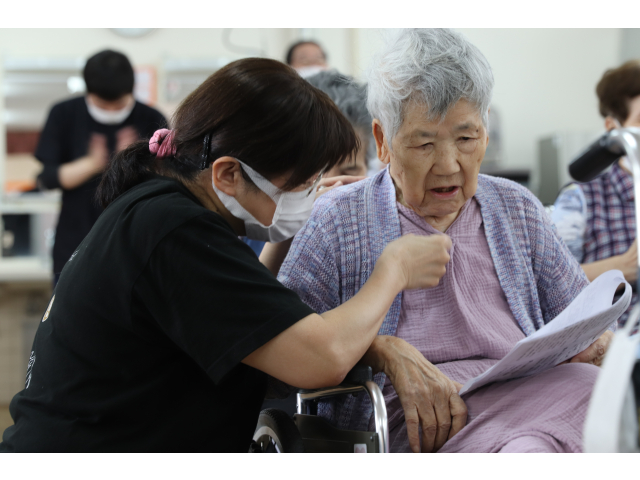 施設ケアマネの「エアマイク」で熱唱🎤