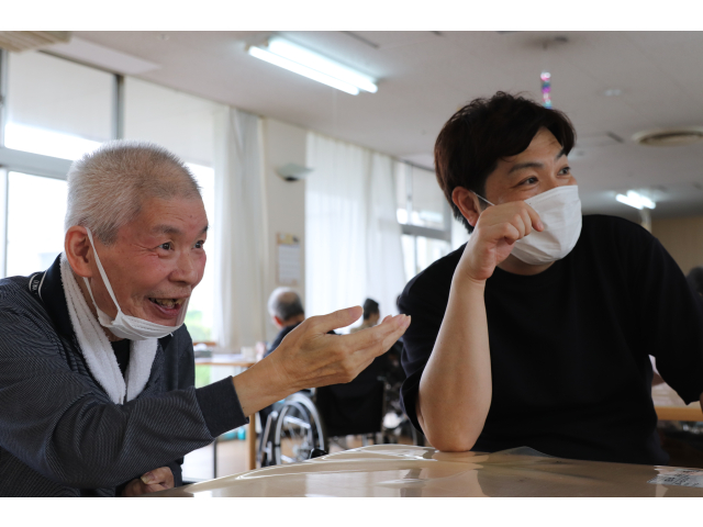 男同士で何やら楽しげ😏