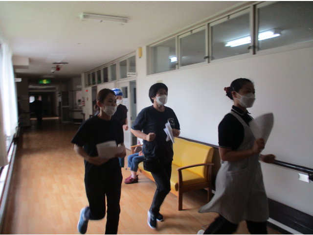 消火器をとりに走ります