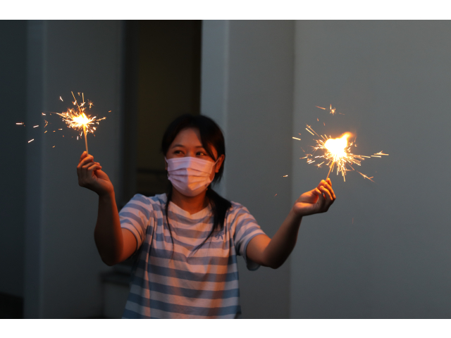 両手に持って楽しそう😍