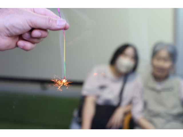 線香花火という渋いチョイス🌀