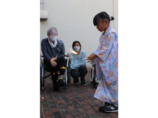 可愛い子が花火をする姿に皆さん釘付け🤗