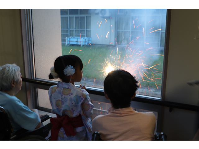 みんなと一緒に花火見たよ👀