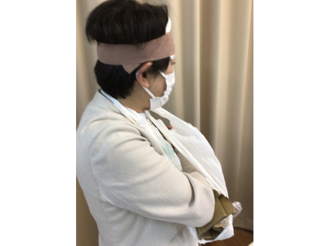 手を骨折した場合、段ボールとスーパーのレジ袋で固定する方法を教えていただきました。