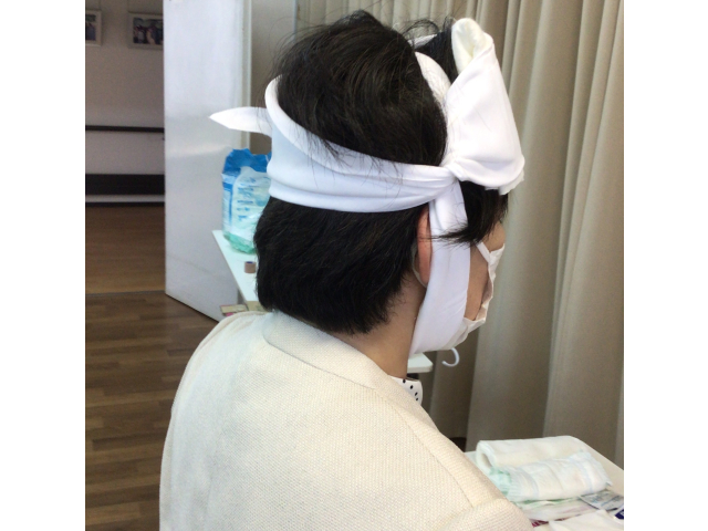 額を出血した場合の止血方法と、ガーゼを三角巾で固定する方法で、髪の毛で固定がずれにくい方法についても学びました。