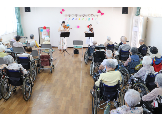 皆さん美しい音色に聞き入っています👂