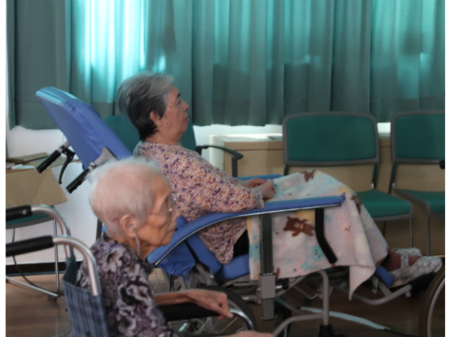 2人ともスクリーンに釘付け🤭