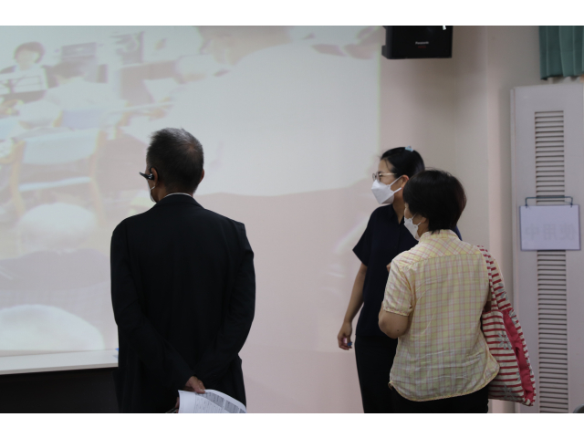 壁面には行事に参加される方々をプロジェクターで映写。普段見られない表情やご様子を大きな写真で見ていただくことができました。