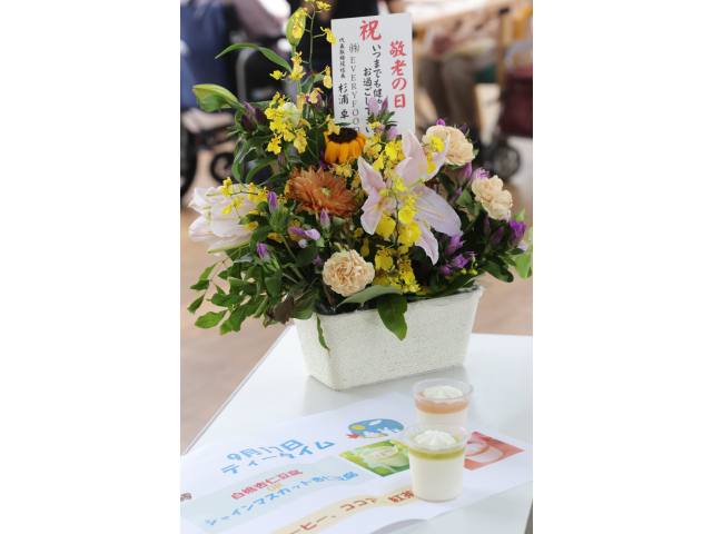 本日のデザートと㈱EVERY FOOD様からいただいたお花🤭