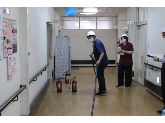 消火器で消火不可能のため消火ホースによる消火🔥