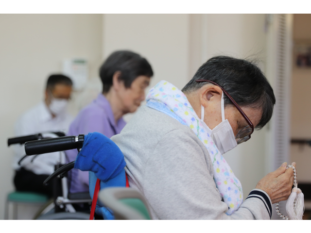 熱心にお参り🙏