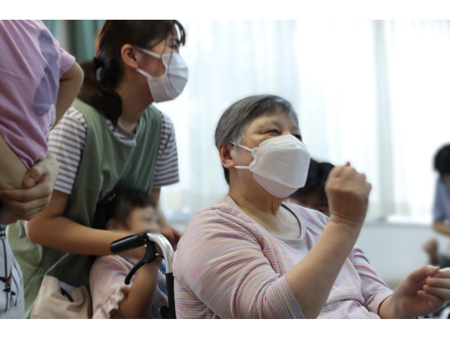 肩たたきの歌を歌いながら肩たたき👍☺️👍☺️👍