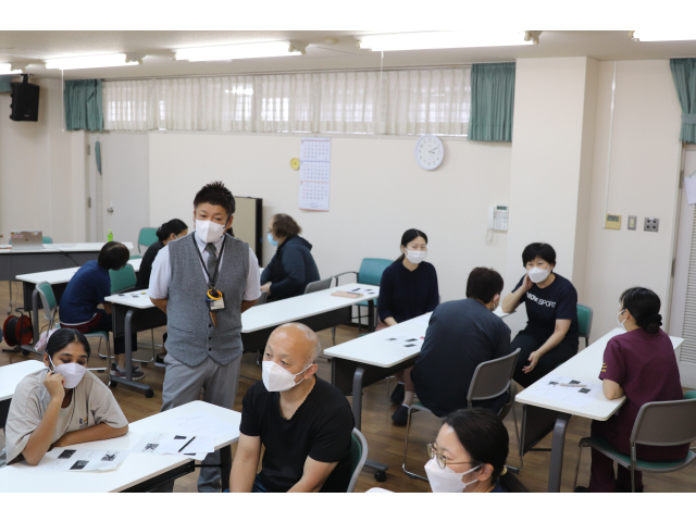 各グループに分かれ意見交換