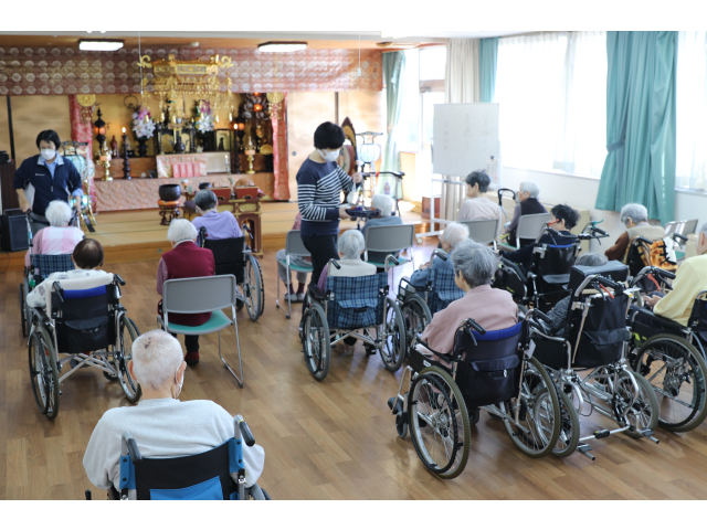 皆さん職員から数珠を受け取りながら「まだかなあ😯」と待機中😌