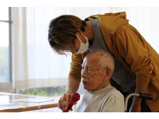 しっかりマイクを持って歌ってね🎤