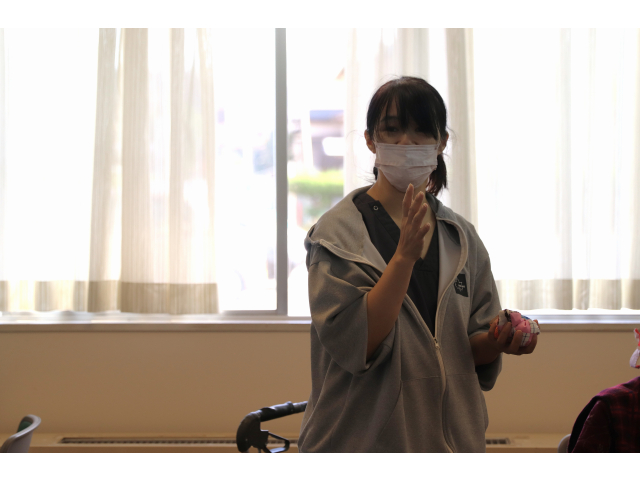 玉入れの「玉」を配りま～す😆