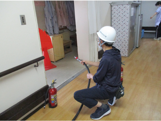 消火ホースによる消火開始🧯