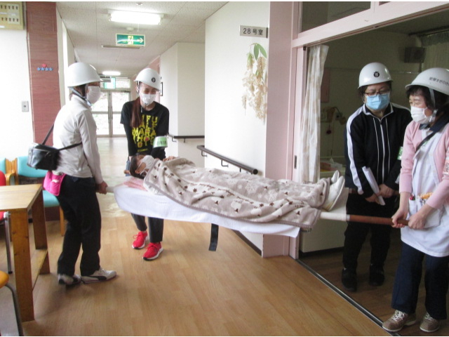 避難場所まで担架で👩🏻‍⚕️