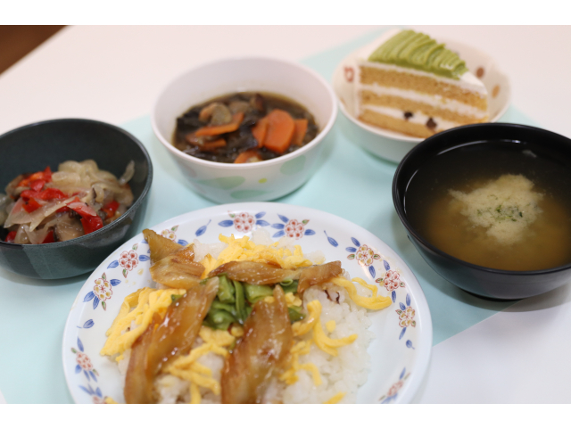 本日の誕生日会のメニューは…ちらし寿司🍣なすの煮物🍆きのこのマリネ🍄味噌汁🥣ケーキ🍰でした😋