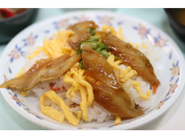 穴子がのったちらし寿司でした🥰