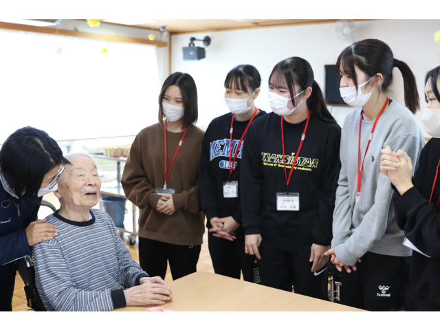 今日は実習生さんもお祝いに来てくれたよ㊗