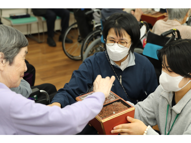 実習生さんがお焼香に回ります💨