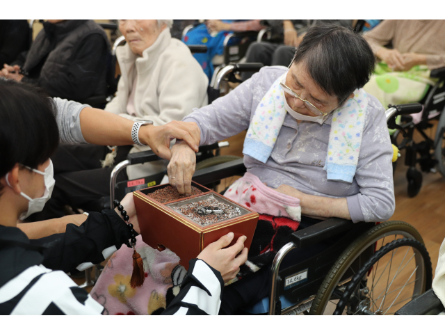 難しい方には職員がお手伝い🤗
