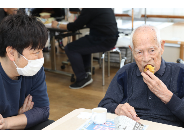 美味しそうに食べるねぇ😋