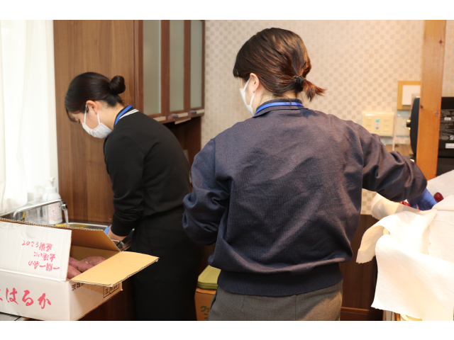 管理栄養士実習生が芋を洗います🧼