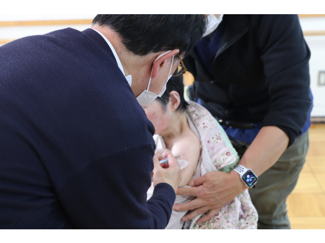 今から打ちますので動かないでくださいね💉