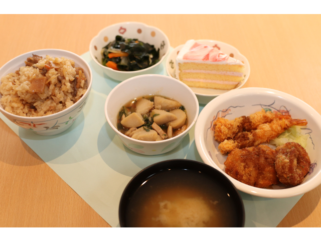 本日の誕生日会のメニューは…五目ご飯🍚フライ盛り合わせ🍤里芋の煮物🥔わかめの和え物🪸味噌汁🥣ケーキ🍰でした😋