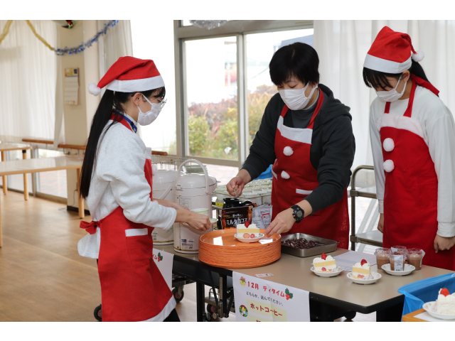 管理栄養士実習生もサンタに変身🤗