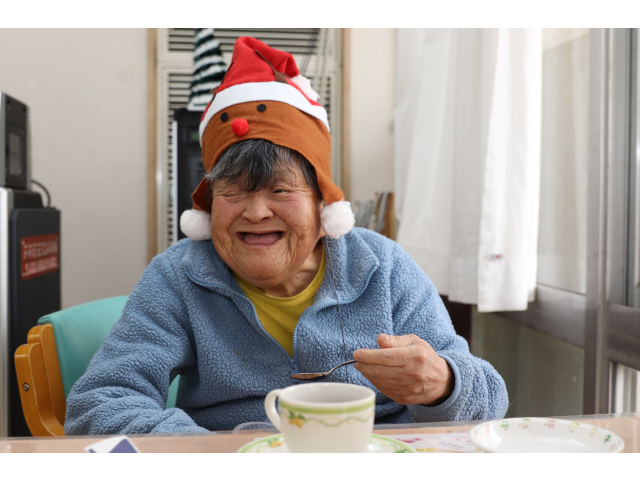 トナカイの帽子をかぶってご機嫌😆