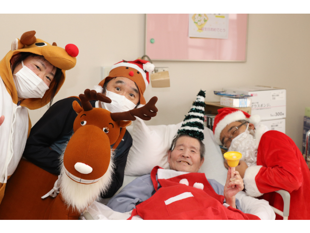 こちらはハンドベルを持ってノリノリ🔔