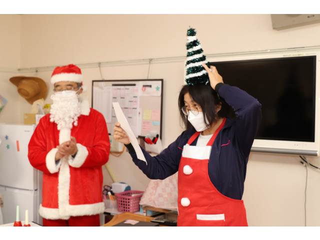 こちらの司会進行はパーティー衣装でバッチリ👌