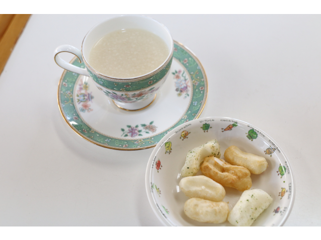 温かい甘酒とおかきをどうぞ🤗