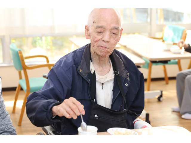 甘酒が熱かったようで冷ましていました😅