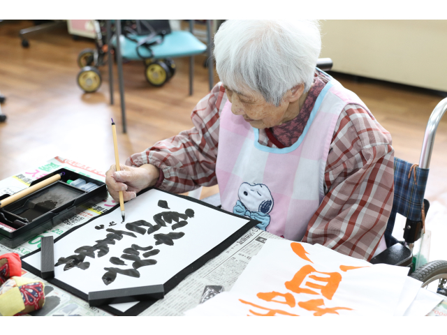 こちらの利用者さんは職員さんに手伝ってもらって難しい字を書いていました😏