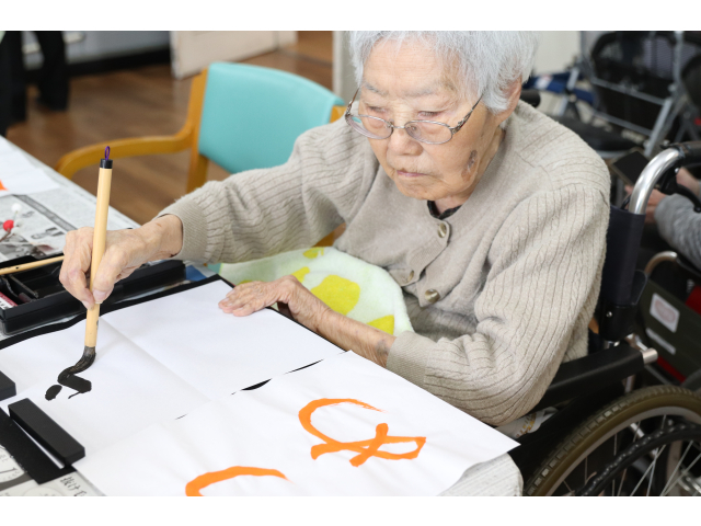 お手本を見ながら真剣😌