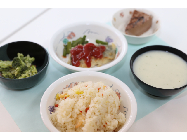 本日の誕生日会のメニューは…エビピラフ🍚ホキのチーズパン粉焼き🐟ブロッコリーサラダ🥗ポタージュスープ🥣ケーキ🍰でした😋