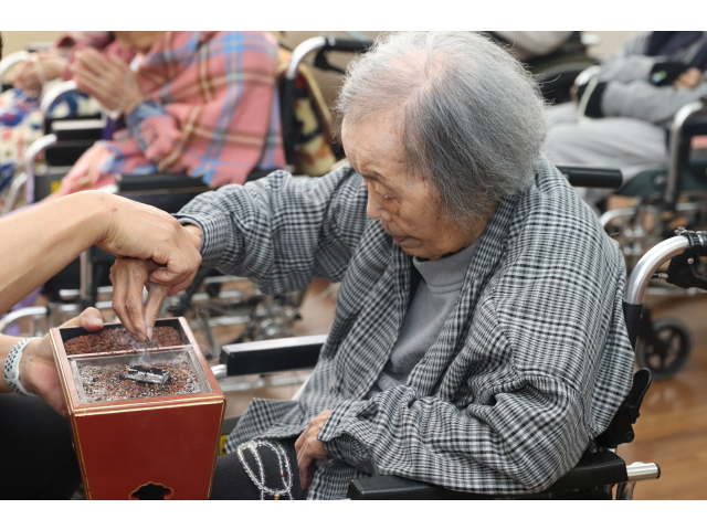 一人で難しい方は職員がお手伝い🤗