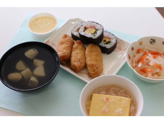 本日の昼食は…・助六🍣・卵豆腐のかにあんかけ🦀・大根サラダ🥗・つみれ汁🥣・節分プリン🍮でした😋